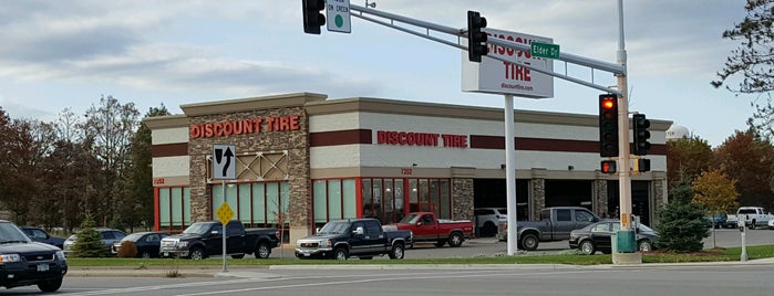 Discount Tire is one of สถานที่ที่ Randee ถูกใจ.