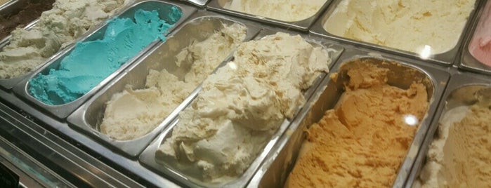 Cold Stone Creamery is one of Tempat yang Disukai Randee.