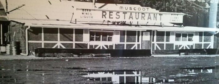 Muscoot Tavern is one of สถานที่ที่ Jared ถูกใจ.