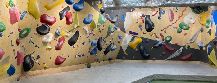 APEX Climbing Gym 新宿店 is one of ボルダリング.
