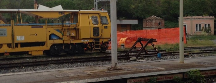 Stazione Agropoli-Castellabate (Salerno) is one of Locais curtidos por Giannicola.