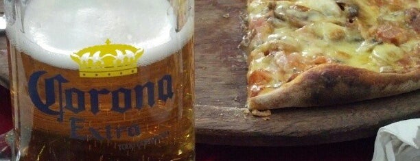 Happy's Pizza is one of Lieux qui ont plu à Alina Montserrat.