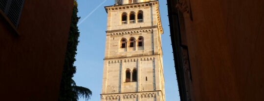 Ghirlandina is one of Visitare Modena.