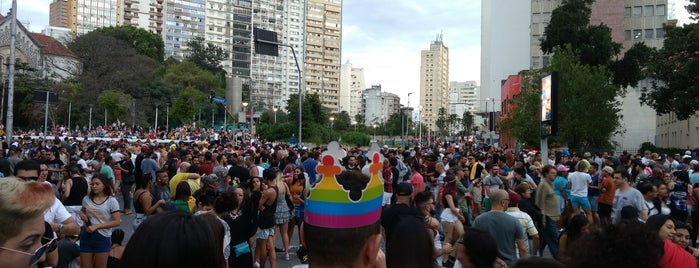 21ª Parada do Orgulho LGBT is one of สถานที่ที่ Michele ถูกใจ.