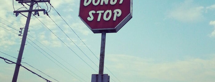 Donut Stop is one of สถานที่ที่บันทึกไว้ของ Cindy.