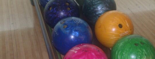 Rainbowl Bowling is one of Orte, die Alper D gefallen.