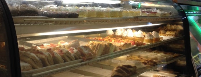 National Bakery is one of Tempat yang Disukai Moses.
