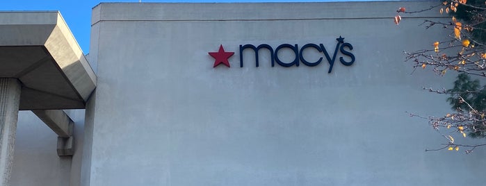 Macy's is one of สถานที่ที่บันทึกไว้ของ Darlene.