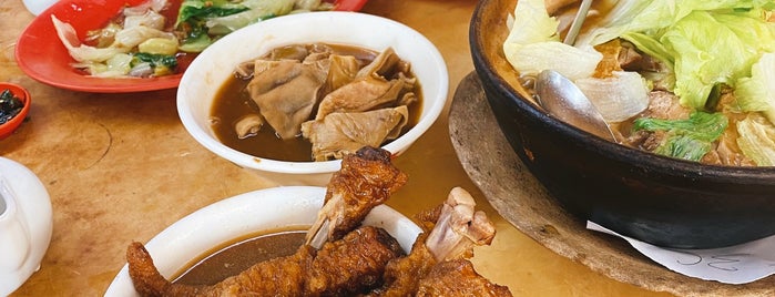 Teluk Pulai Pottery Bak Kut Teh (直落玻璃瓦煲肉骨茶) is one of dinner.