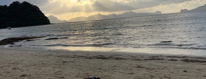 Maremegmeg Beach Bar is one of El Nido.