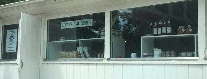 Loaves And Fishes Foodstore is one of Rachel's Hamptons.