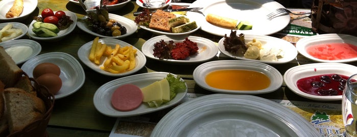 Dere Bahçe Restaurant is one of Gidilesi mekanlar.