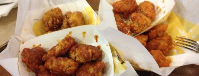 Buffalo Wild Wings is one of Julieさんのお気に入りスポット.