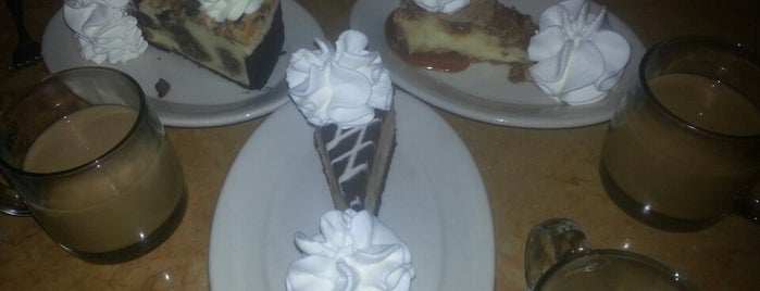 Cheesecake Factory is one of Lugares favoritos de Stefan.