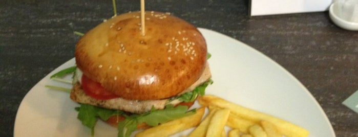Chili's Burger is one of Burgerblog.hu - 2013 legjobb hamburgerei.