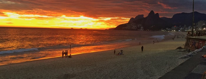 Praia do Arpoador is one of Tempat yang Disukai Joao.
