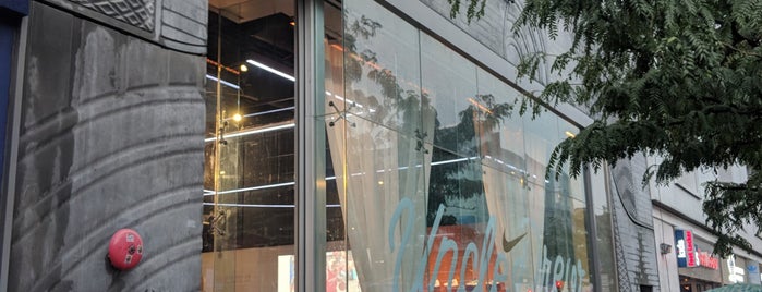 House of Hoops by Foot Locker is one of Nyさんの保存済みスポット.