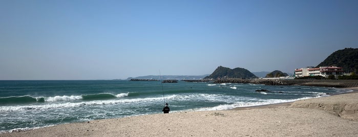 城崎海水浴場 is one of 東京界隈の綺麗げな浜🏖.
