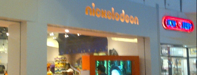 Nickelodeon is one of Lugares favoritos de Julio.