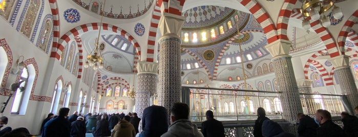 Samandıra Hz. Ebubekir Sıddık Camii is one of istanbul.
