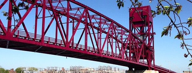 Roosevelt Island Bridge is one of Locais curtidos por Albert.