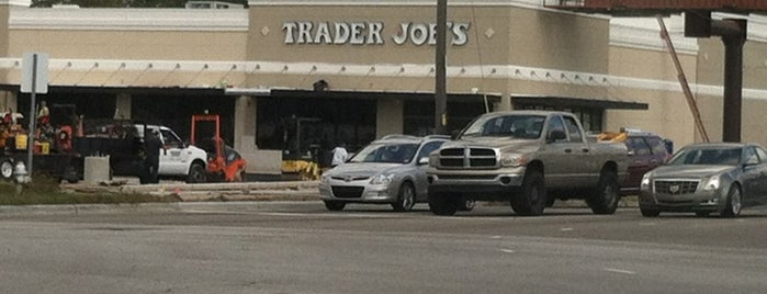 Trader Joe's is one of สถานที่ที่ Catherine ถูกใจ.