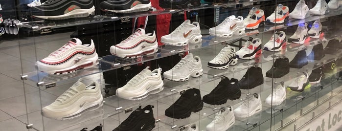 Foot Locker is one of Tempat yang Disukai Luca.