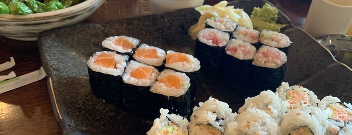 Yama Izakaya & Sushi is one of Lugares favoritos de Colin.
