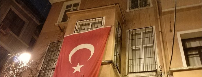 Beyoglu Güven Timleri is one of Taksim Meydani.