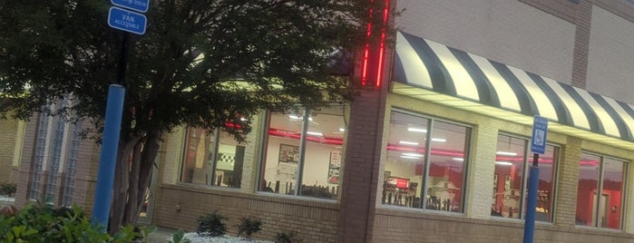 Steak 'n Shake is one of Insomniac Theatre (24-hour places).