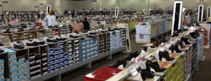 DSW Designer Shoe Warehouse is one of Sari : понравившиеся места.