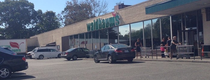 Waldbaum's is one of Lugares favoritos de Carissa.