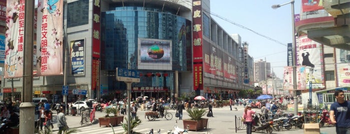 Qipu Road Wholesale Clothing Market is one of สถานที่ที่ E. Levent ถูกใจ.