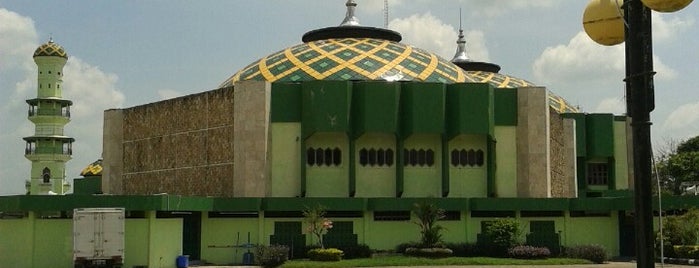 Masjid Agung Sultan Sulaiman is one of Lugares favoritos de Mustafa.