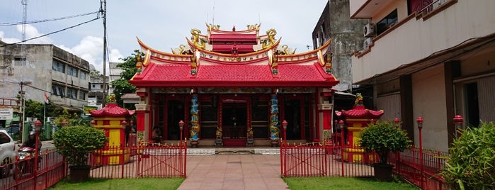 Klenteng Ban Hing Kiong is one of Tempat yang Disukai Deborah.