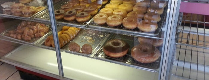 Rose Donuts is one of Lugares favoritos de Fernando.