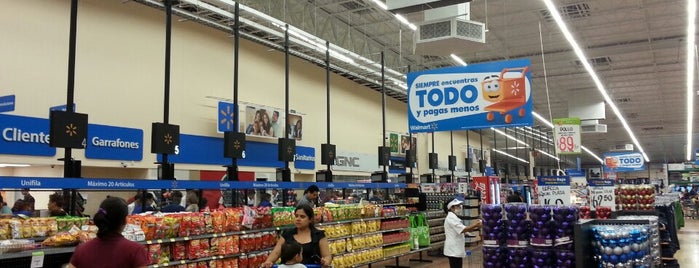 Walmart is one of Lugares favoritos de Julia.