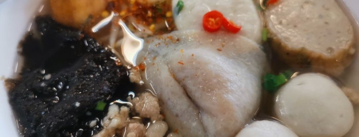 สอาด ลูกชิ้นปลา is one of Locais salvos de Chaimongkol.