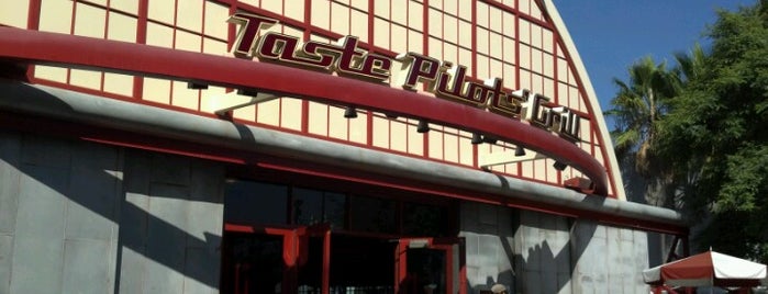 Taste Pilots' Grill is one of Lugares favoritos de Raymond.