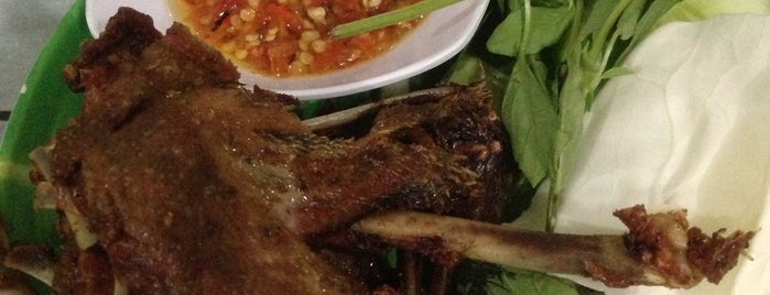 Bebek Goreng H. Slamet is one of BEST FOOD TRUCK SPOT IN JAKARTA SELATAN.