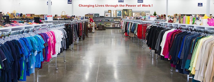 Goodwill Houston Select Stores is one of Tempat yang Disukai Charlie.