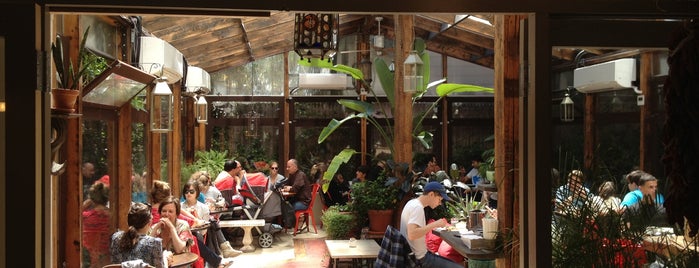 Cafe Mogador is one of Gespeicherte Orte von Bullfrog & Baum.