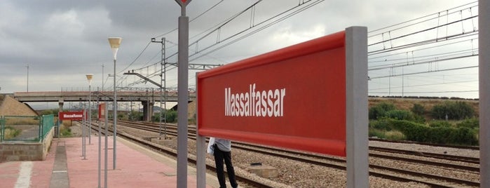 Estacion Cercanias Massalfassar is one of Locais curtidos por Sergio.
