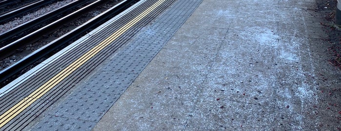 West Finchley London Underground Station is one of plutone.