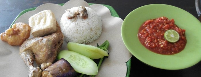 Nasi tempong surya is one of Locais curtidos por Mia.