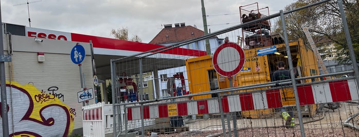 Esso Station is one of Lieux qui ont plu à Impaled.