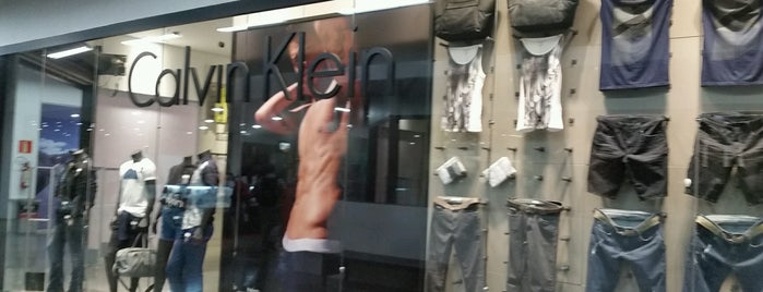Calvin Klein Jeans Outlet is one of Tempat yang Disukai Dade.