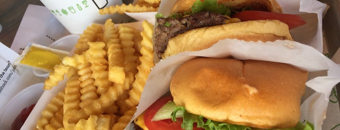 Shake Shack is one of 🇺🇸 NYC - 🍽 Eat & 🍷 Drink.