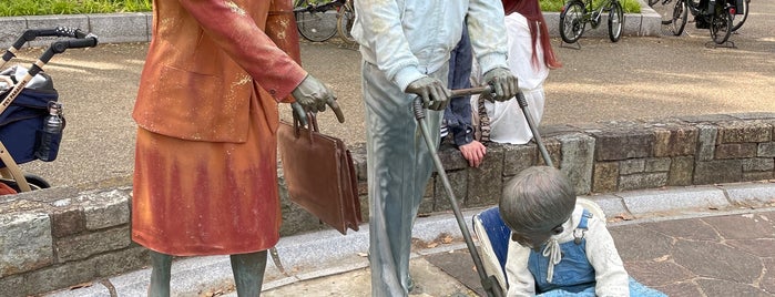 John Seward Johnson II《変わってきた時代 CHANGING TIMES》 is one of うーん… The Funny Place.