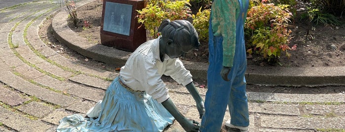 John Seward Johnson II《姉 BIG SISTER》 is one of 大阪パブリックアート.